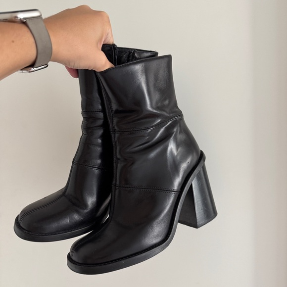 Leather angle boots - Picture 2 of 3